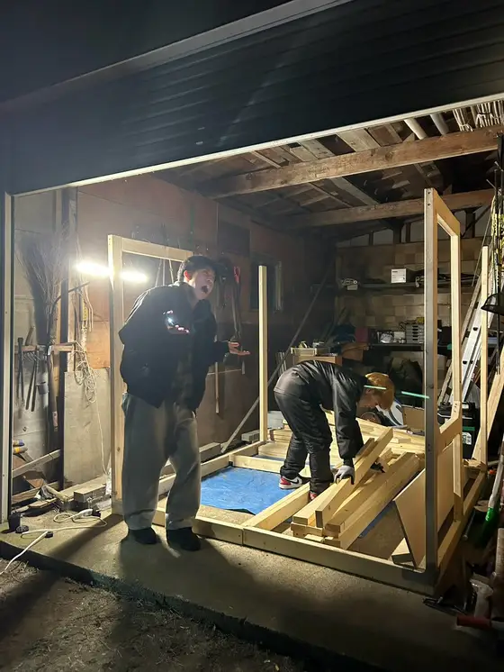 深夜ガレージでの木製ブース施工風景